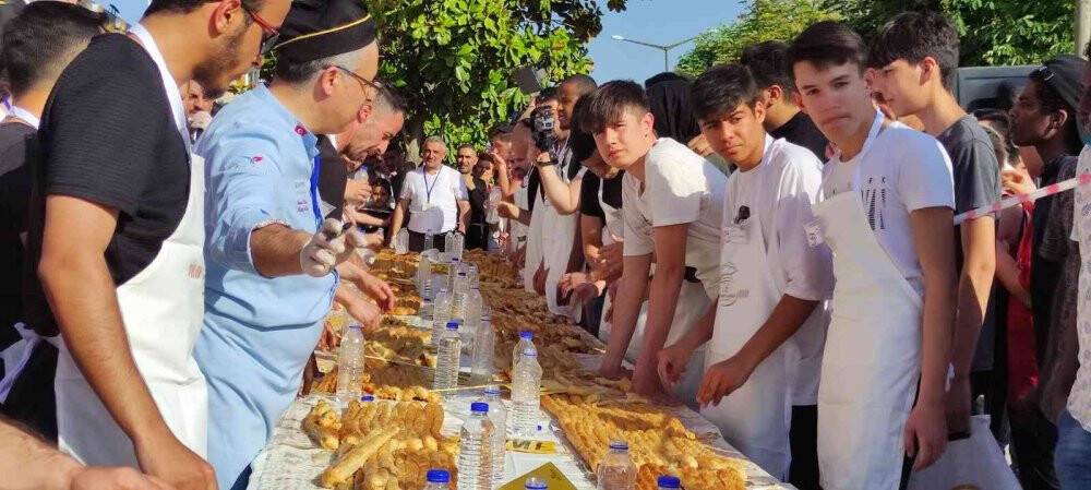 3 bin lira ödül için metrelerce börek yediler