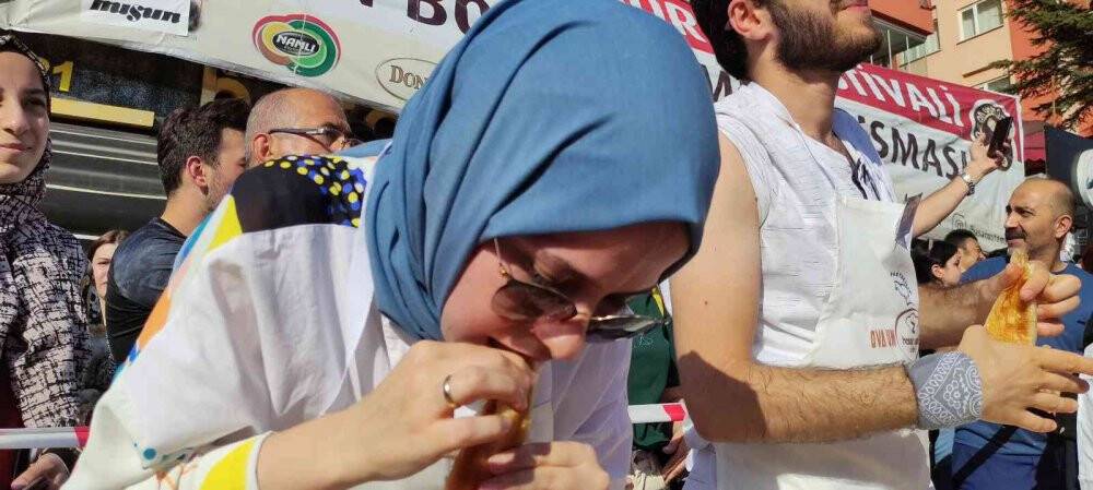 3 bin lira ödül için metrelerce börek yediler
