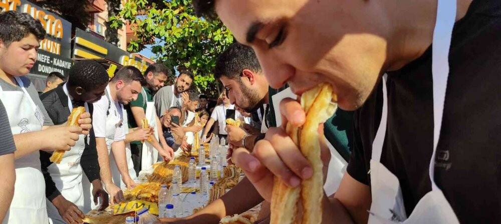 3 bin lira ödül için metrelerce börek yediler