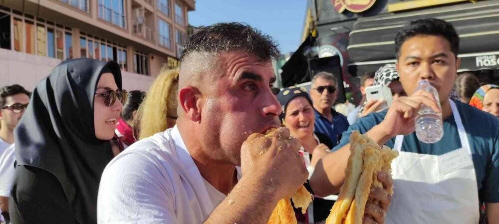 3 bin lira ödül için metrelerce börek yediler