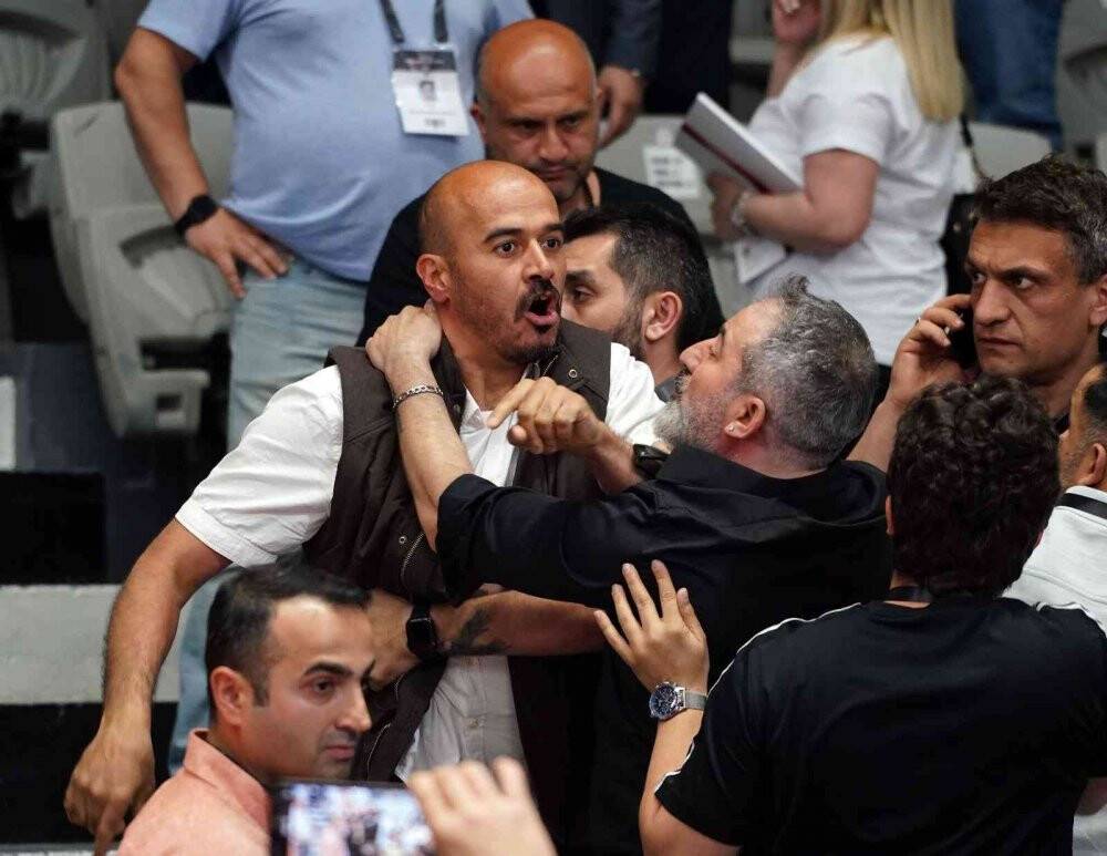 Beşiktaş kongresinde kavga!