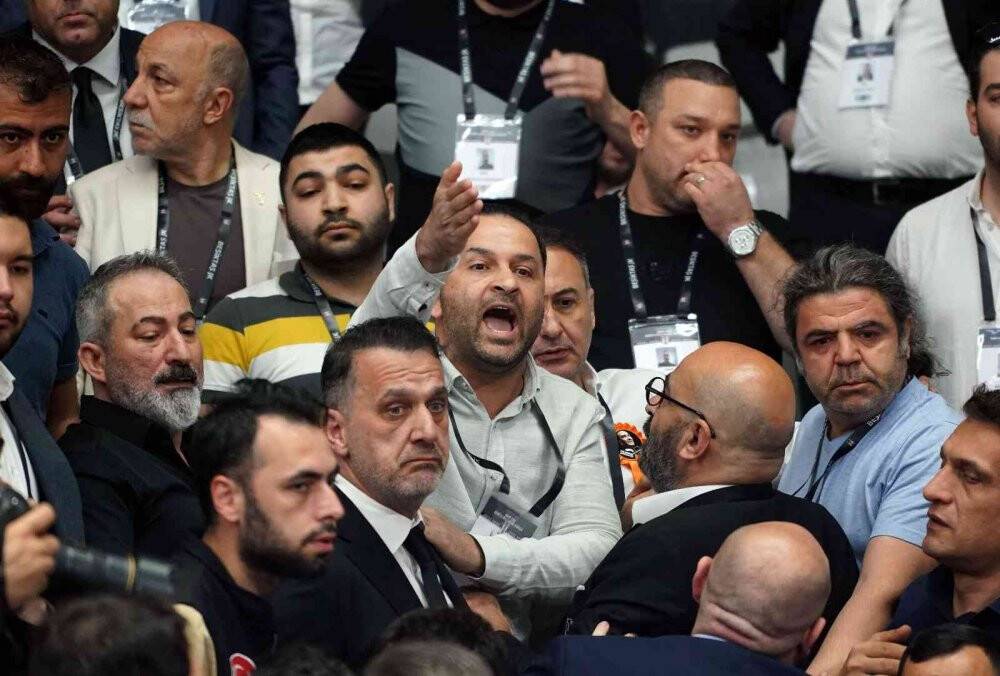 Beşiktaş kongresinde kavga!