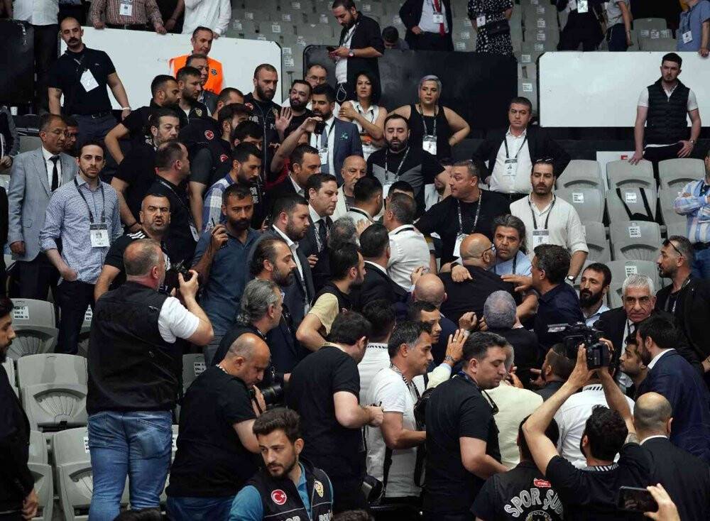 Beşiktaş kongresinde kavga!