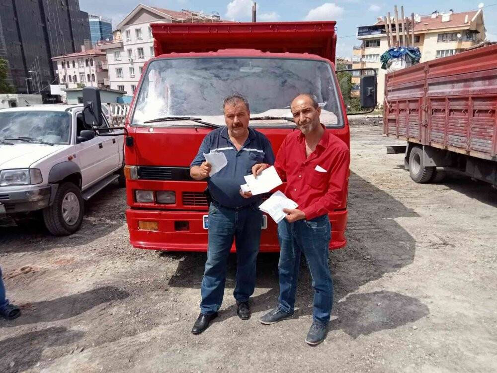 Çankaya Belediyesi’nin esnafa haber vermeden asfaltını kazıdığı pazar yeri kullanılmaz hale geldi