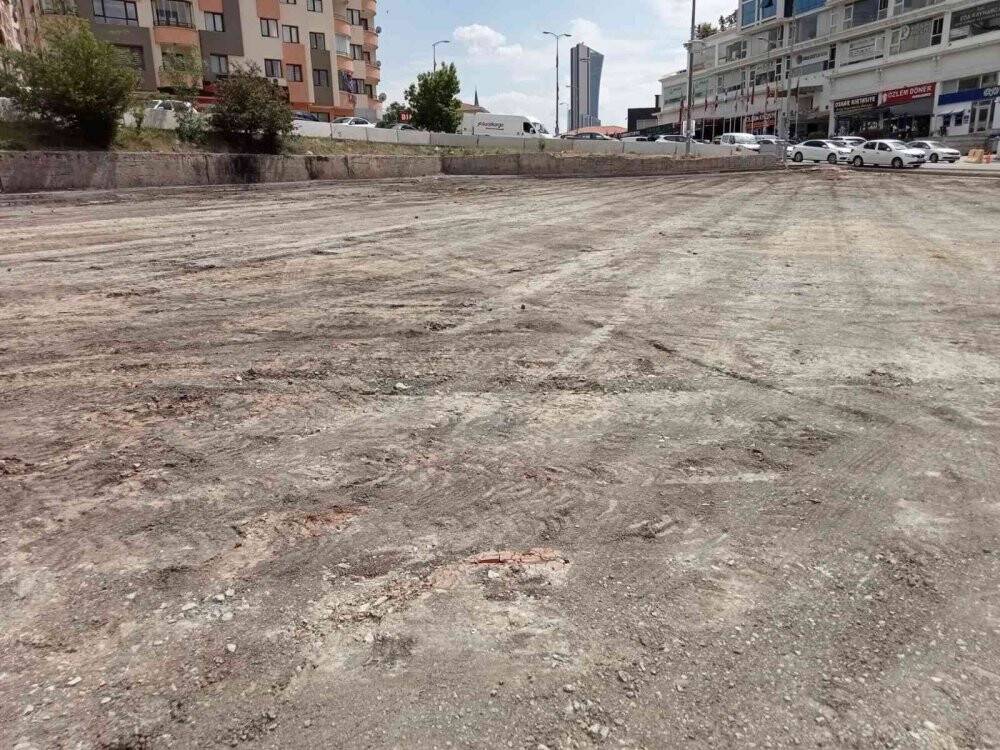 Çankaya Belediyesi’nin esnafa haber vermeden asfaltını kazıdığı pazar yeri kullanılmaz hale geldi