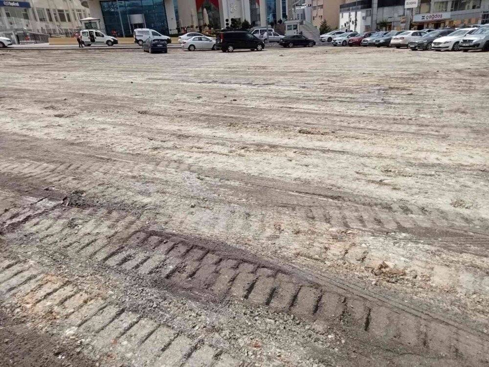 Çankaya Belediyesi’nin esnafa haber vermeden asfaltını kazıdığı pazar yeri kullanılmaz hale geldi