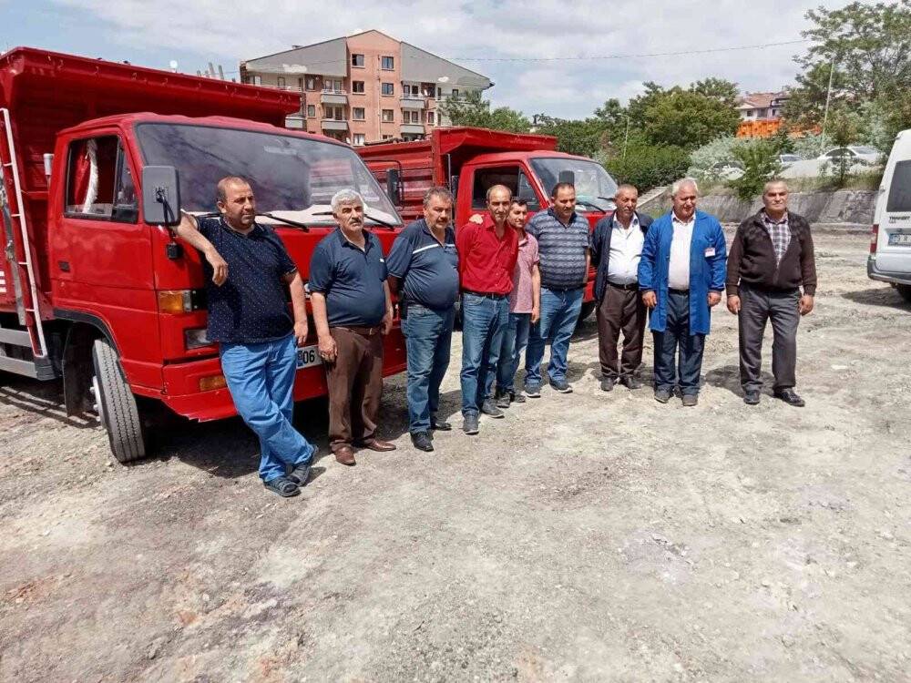 Çankaya Belediyesi’nin esnafa haber vermeden asfaltını kazıdığı pazar yeri kullanılmaz hale geldi