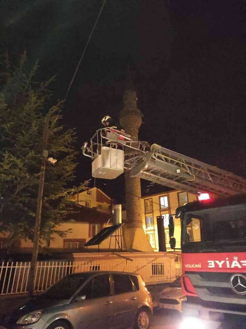 Çıktığı direkten inemeyen kediyi itfaiye kurtardı