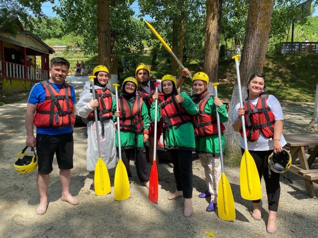 Gönüllü gençler rafting yaptı