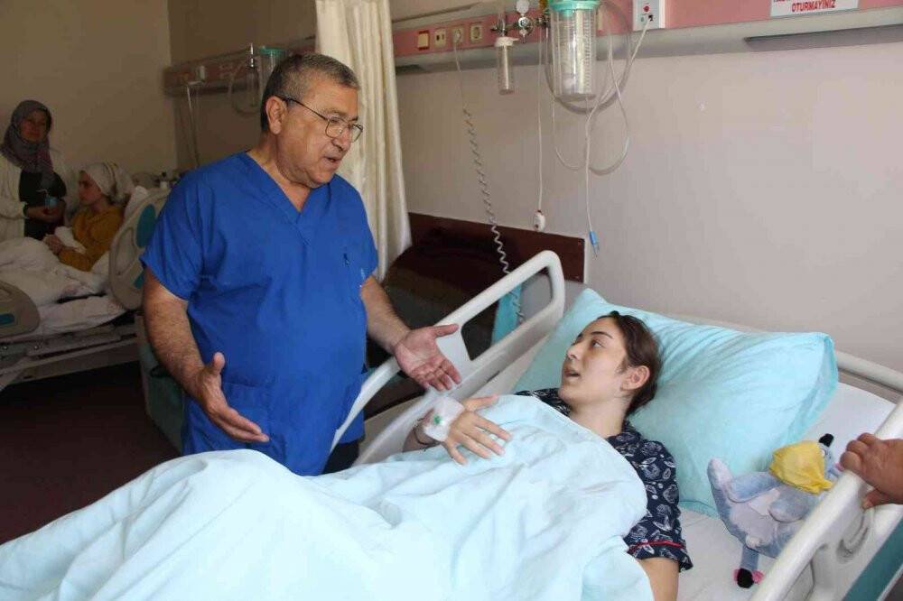 Genç kızın şişen karnından 5 kiloluk kitle çıktı