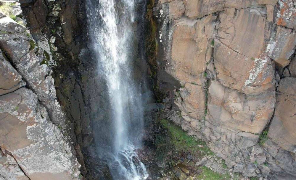 Kar sularıyla oluşan şelale görenleri adeta büyülüyor