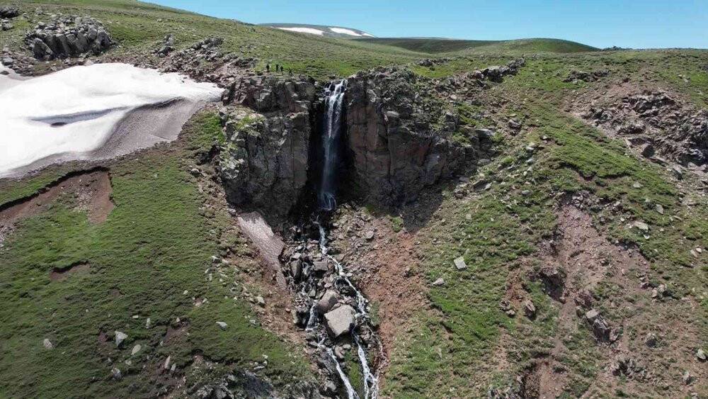Kar sularıyla oluşan şelale görenleri adeta büyülüyor