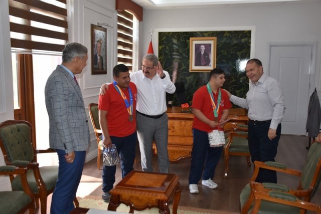 Olimpiyat madalyalarını Kaymakam Sağlam’a götürdüler