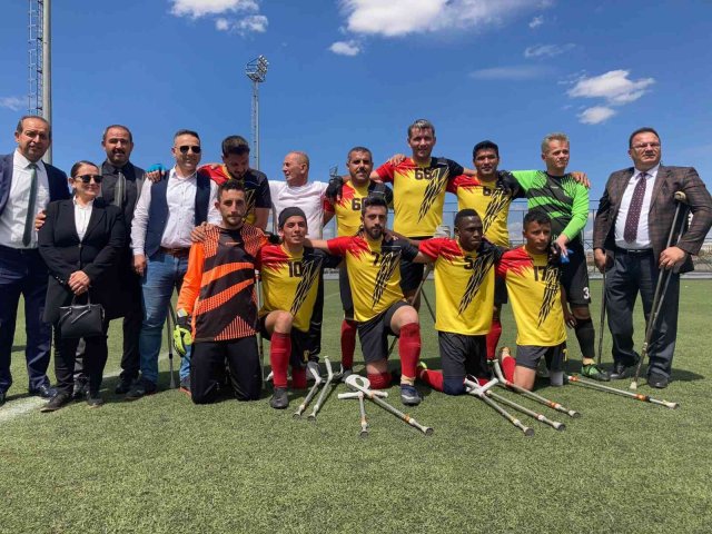 Melikgazi Belediyesi Bedensel Engelliler Futbol Takımı şampiyon oldu