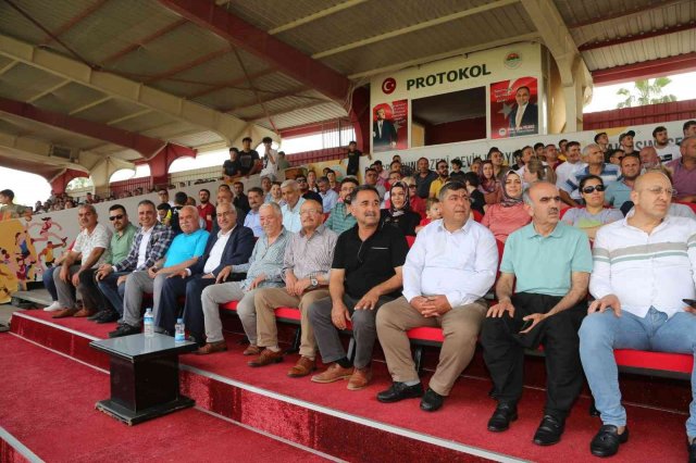 Toroslar’da Mahalleler Arası Futbol Turnuvası heyecanı sürüyor