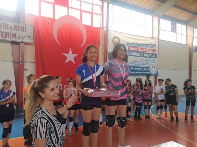 Dikili’deki voleybol turnuvasında ‘Beyaz Kart’ uygulaması takdir topladı