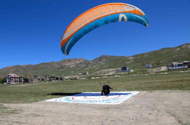 Yamaç Paraşütü Hedef Şampiyonası antrenman uçuşlarıyla başladı