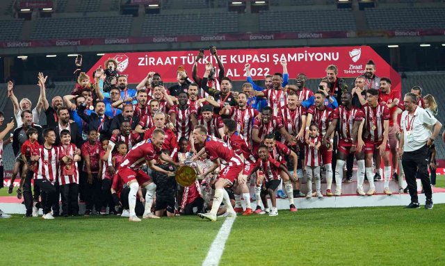 Sivasspor kupasını aldı