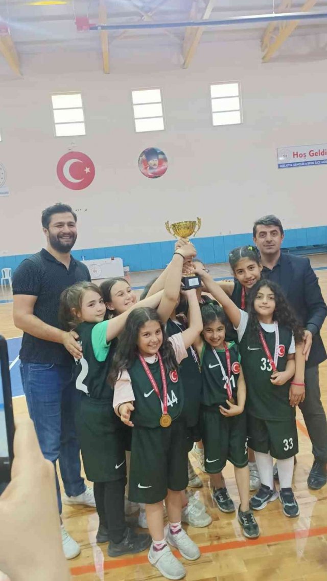 Minik basketbolcuların gözü yükseklerde