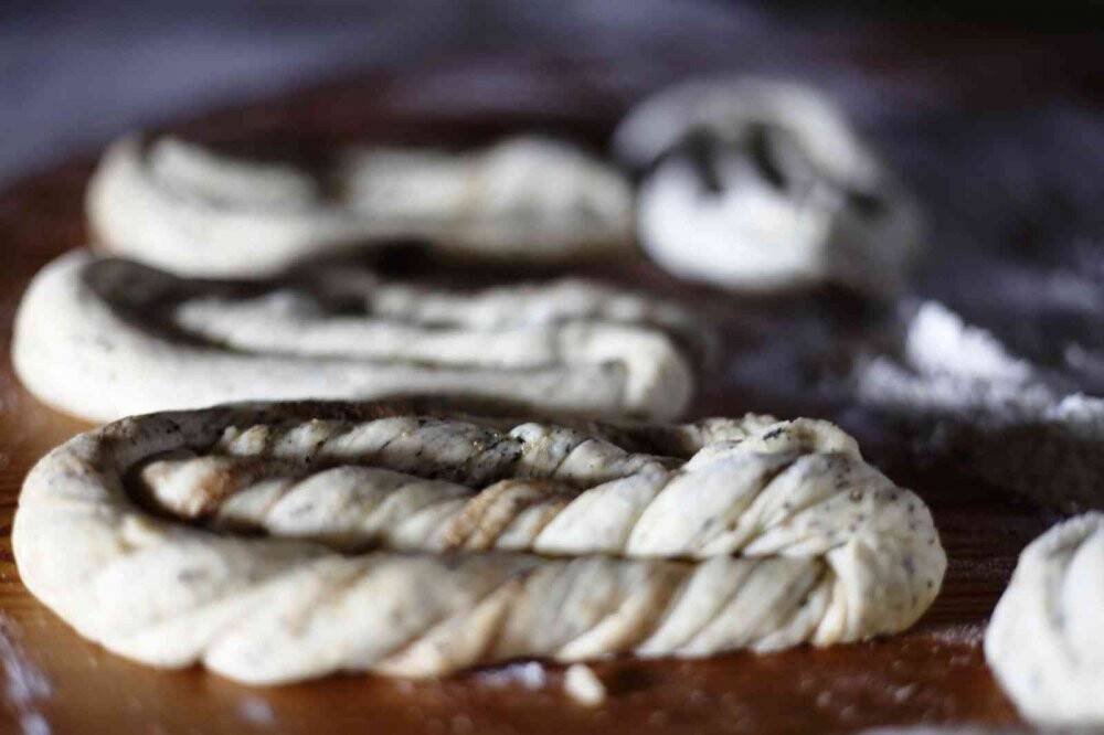 Odun ateşinde pişirdiği güdük böreği geçim kaynağı