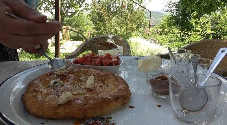 Odun ateşinde pişirdiği güdük böreği geçim kaynağı
