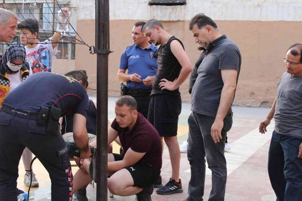 Öfkesine yenildi, ayağı demire saplandı