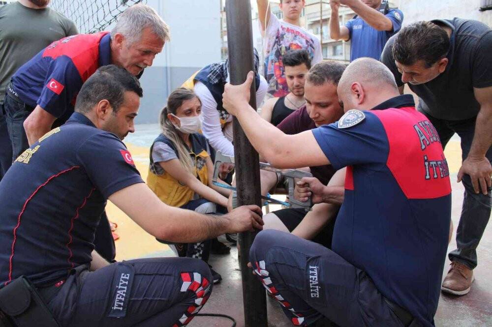 Öfkesine yenildi, ayağı demire saplandı