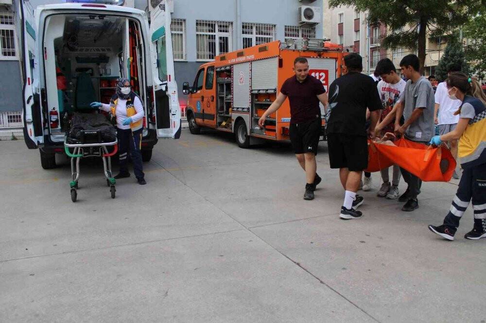 Öfkesine yenildi, ayağı demire saplandı