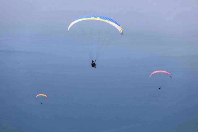 Yamaç paraşütü şampiyonları kupalarını aldı