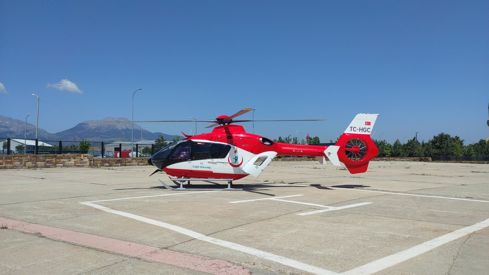 aa-20220530-28021216-28021214-konyada-ambulans-helikopter-el-atar-damari-kesilen-hasta-icin-havalandi.jpg