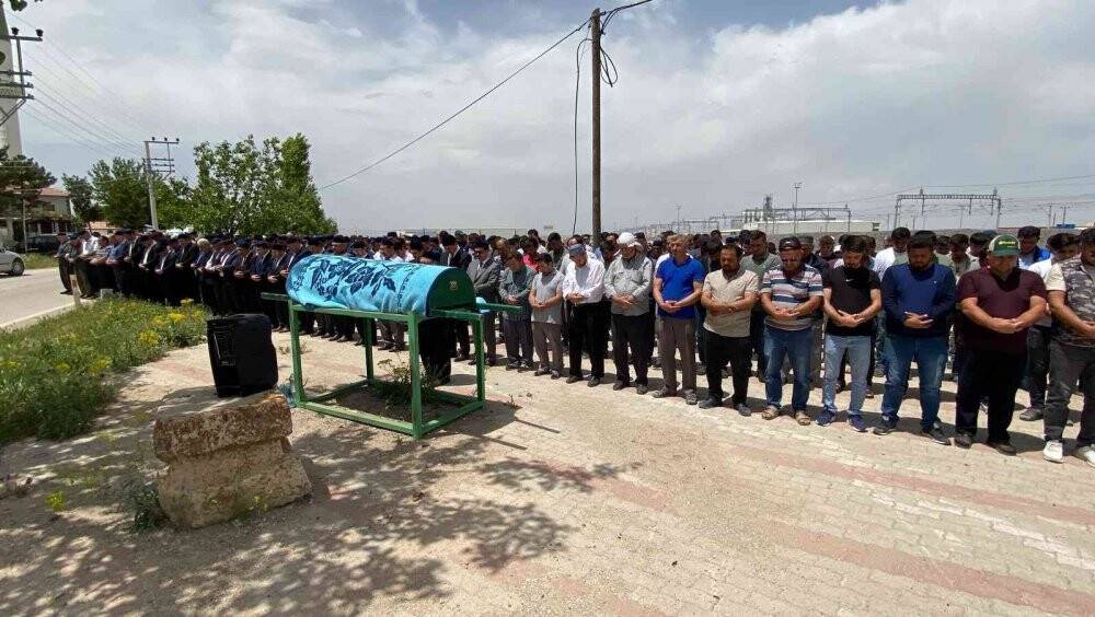 Gölette boğulan lise öğrencisine toprağa verildi