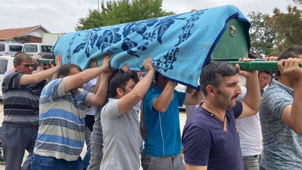 Gölette boğulan lise öğrencisine toprağa verildi