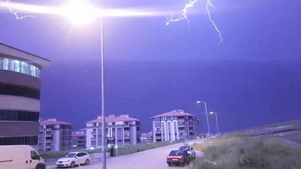 Yıldırım ve şimşekler görsel şölen sundu