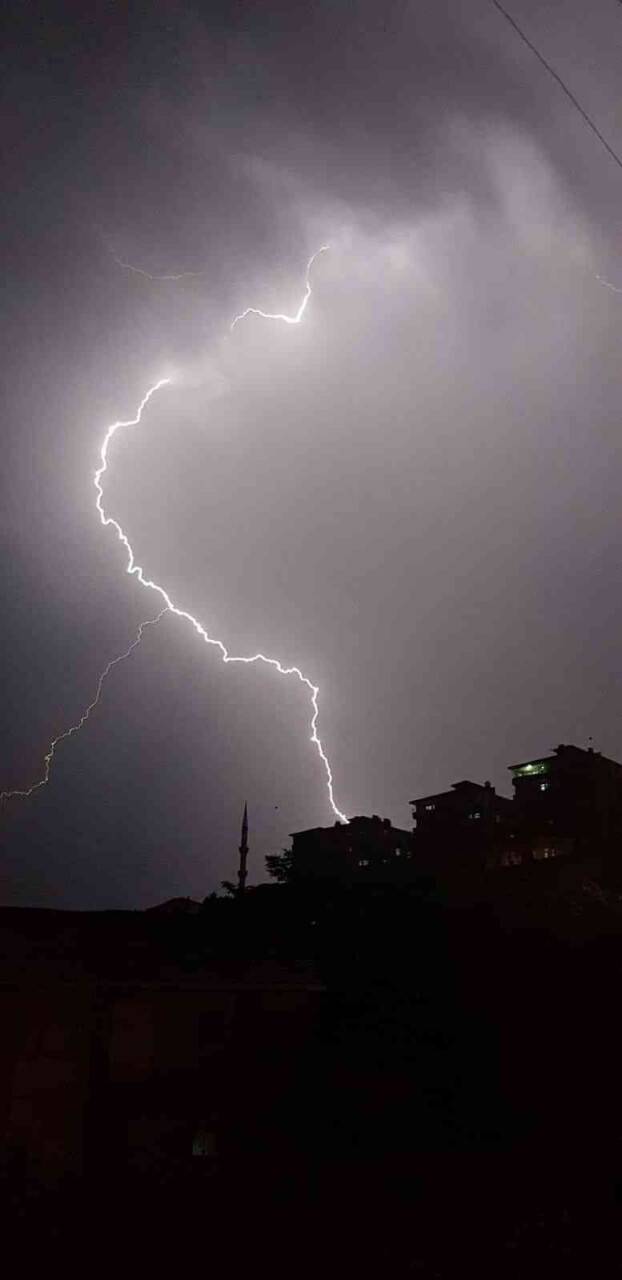 Yıldırım ve şimşekler görsel şölen sundu