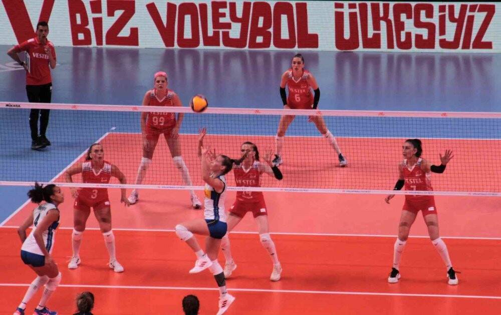 İtalya'yı 3-0'la geçtiler
