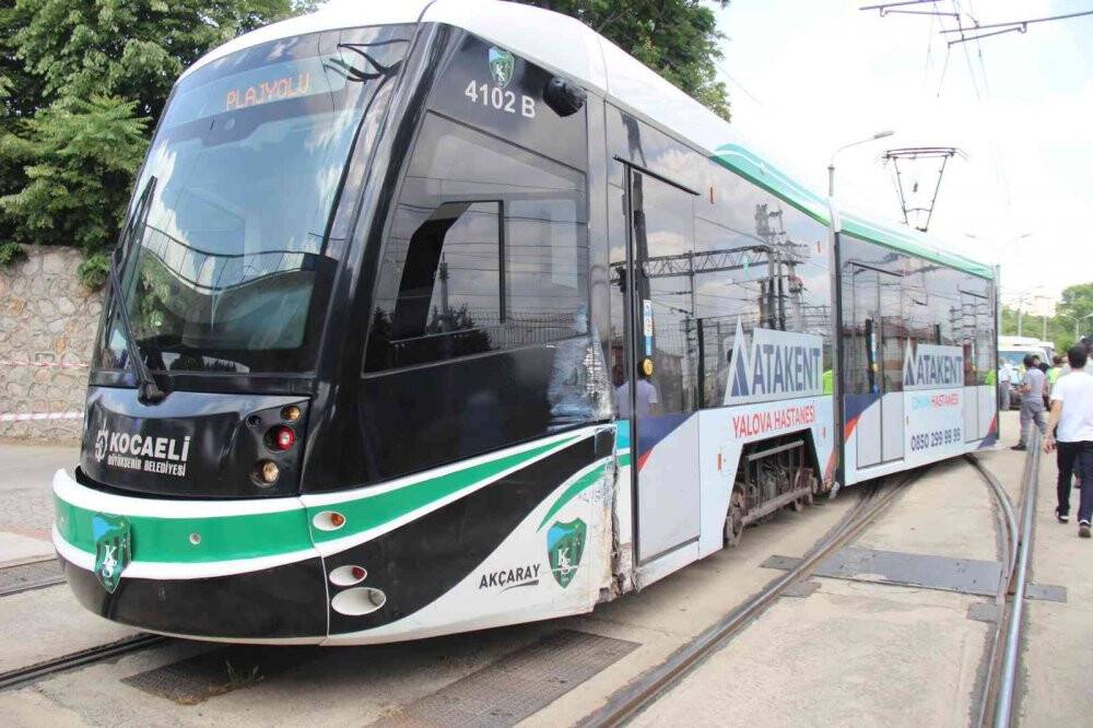 Kocaeli'de tramvaylar çarpıştı