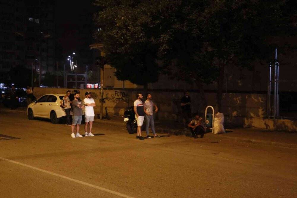 Palmiye ağacı yandı, vatandaşlar merakla izledi