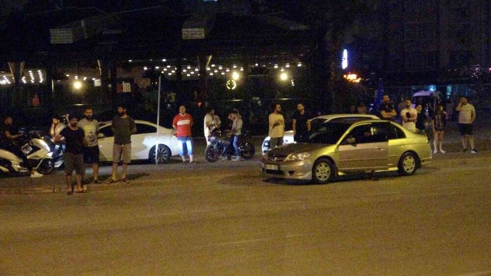 Palmiye ağacı yandı, vatandaşlar merakla izledi