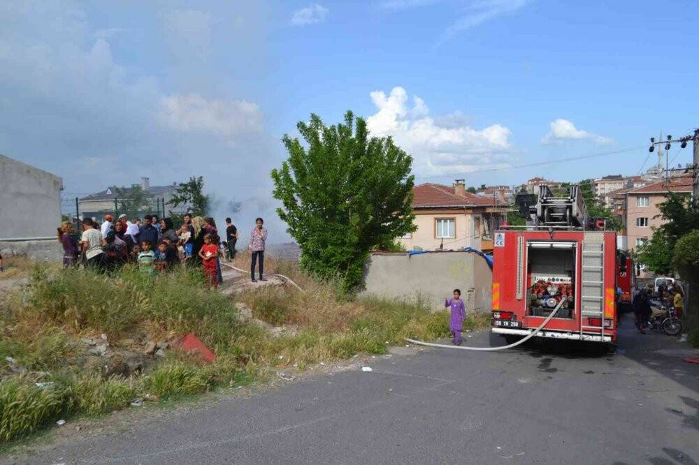 Yabancı uyruklu ailenin evi alev topuna döndü