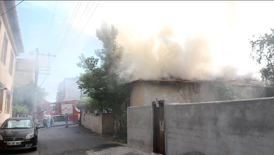 Yabancı uyruklu ailenin evi alev topuna döndü