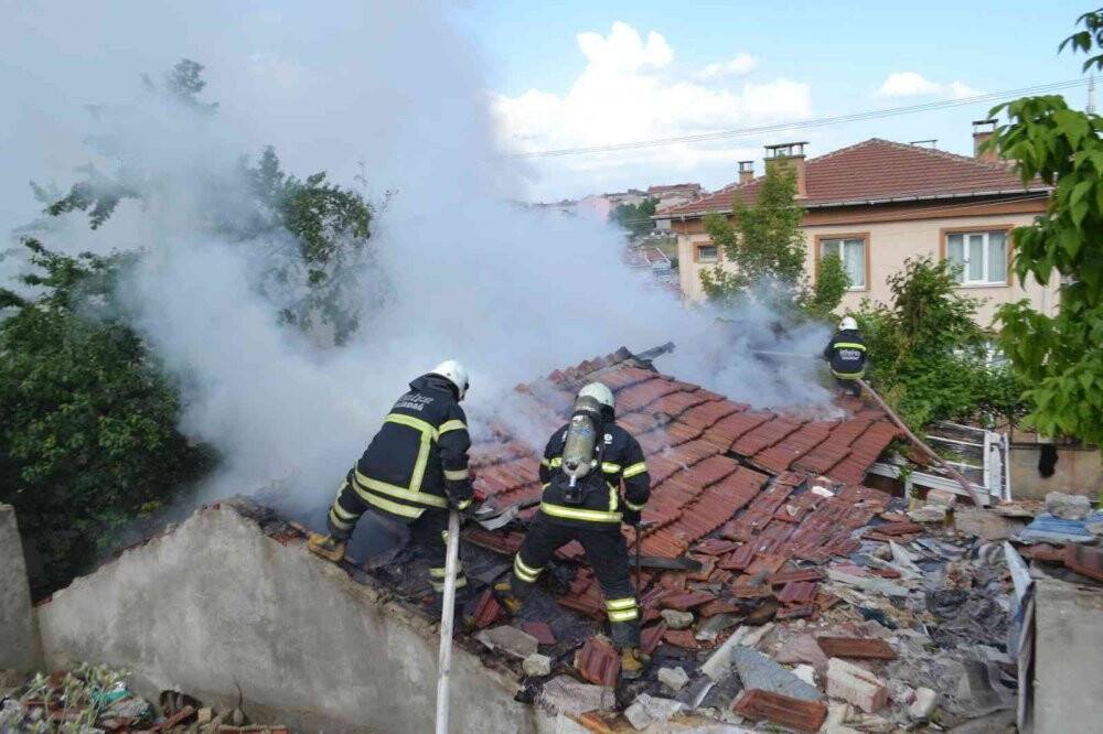 Yabancı uyruklu ailenin evi alev topuna döndü