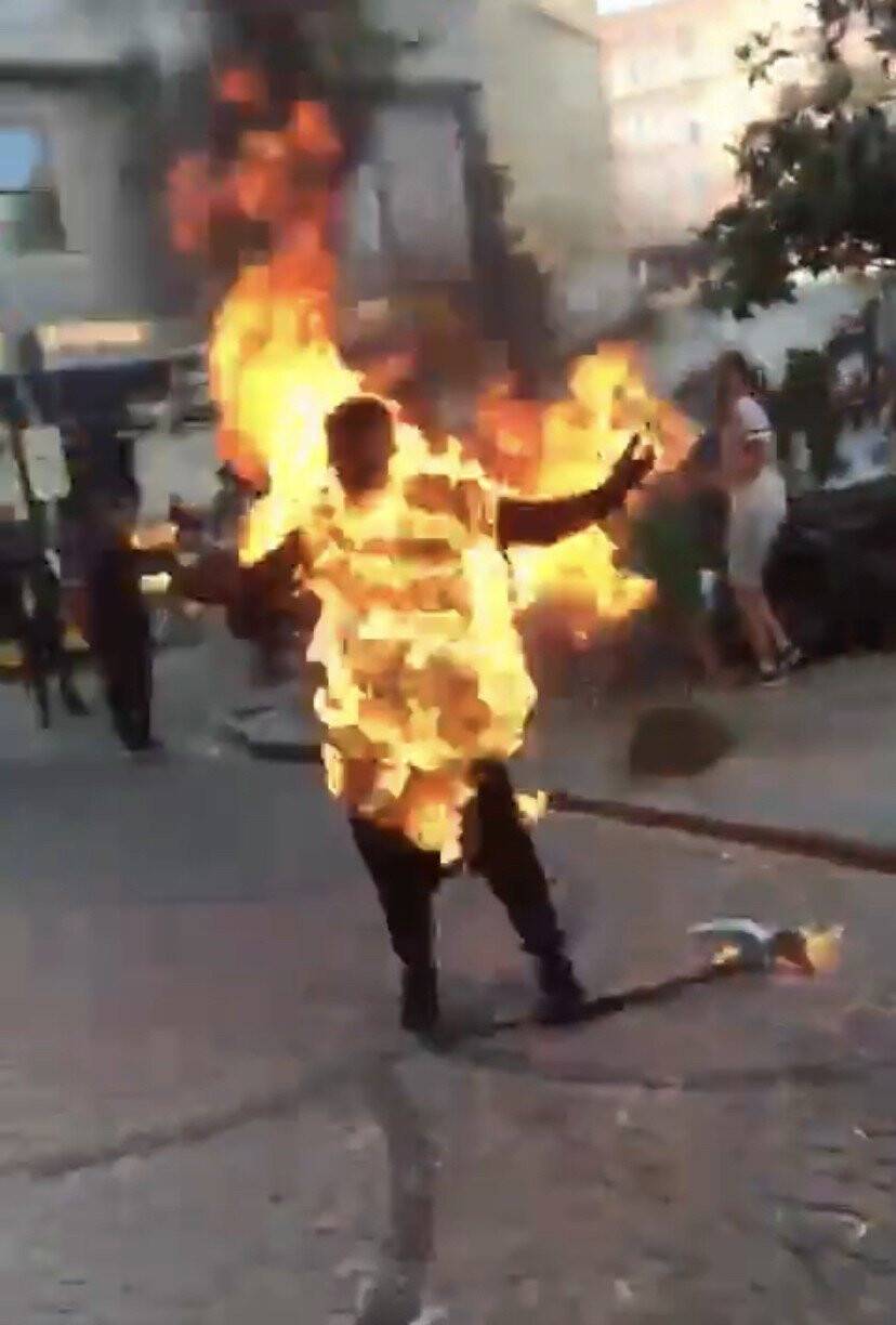 Galata’da dehşet anları kamerada: Oraklı genç tinerle kendini yaktı