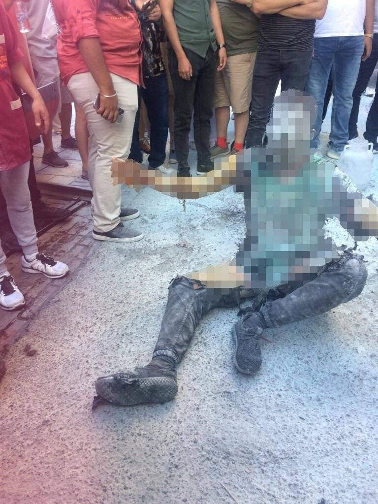 Galata’da dehşet anları kamerada: Oraklı genç tinerle kendini yaktı