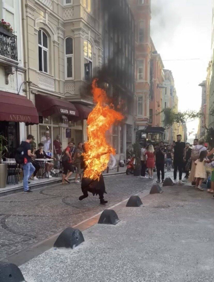 Galata’da dehşet anları kamerada: Oraklı genç tinerle kendini yaktı