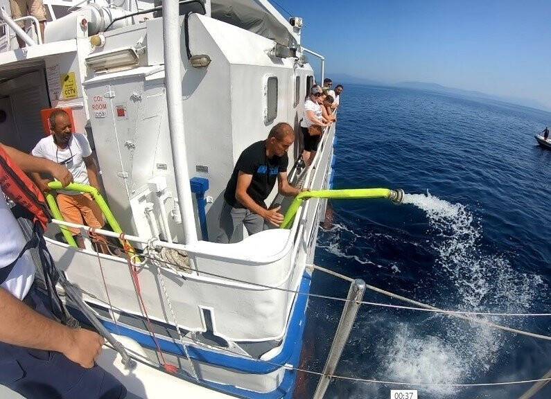 Su alan gemideki 76 kişi kurtarıldı