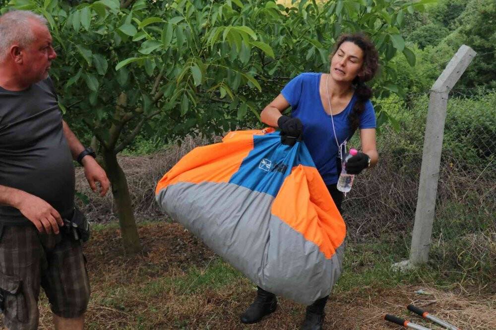 Yamaç paraşütçüsü metrelerce yüksekten ağaçlık alana düştü