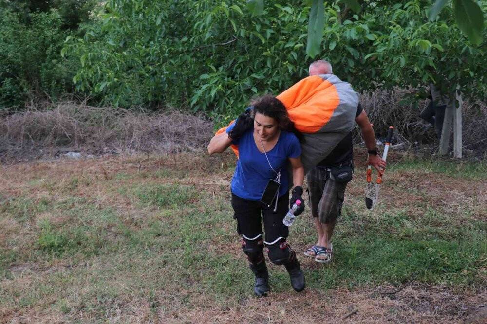 Yamaç paraşütçüsü metrelerce yüksekten ağaçlık alana düştü