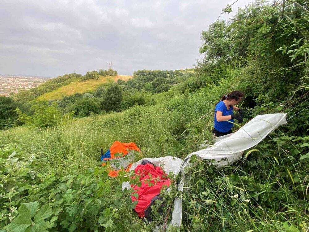 Yamaç paraşütçüsü metrelerce yüksekten ağaçlık alana düştü