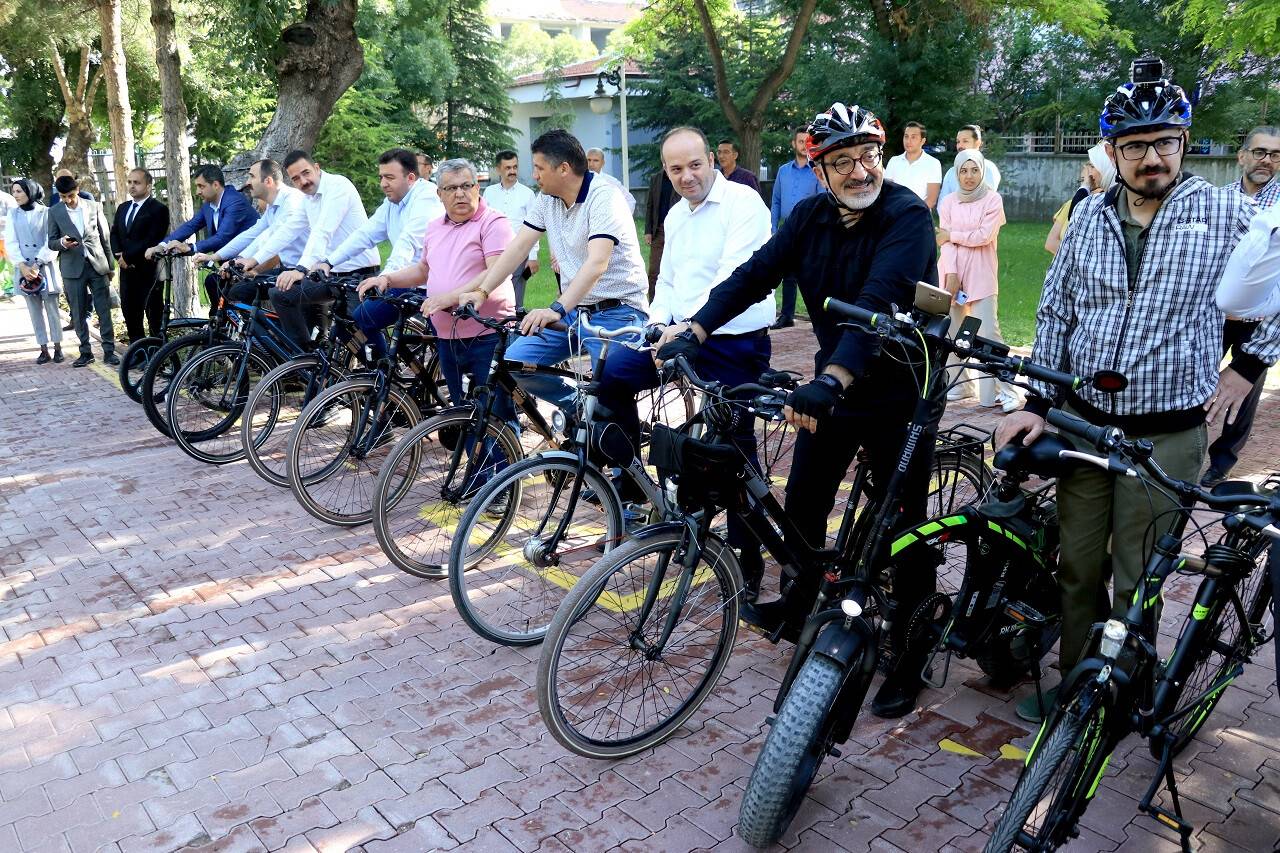 aa-20220602-28048998-28048986-bisiklet-suruculerine-guvenli-yol-imkani-sunan-abus-hayati-kolaylastiriyor.jpg