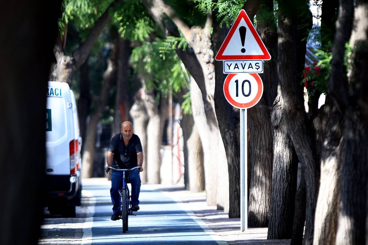 aa-20220602-28048998-28048990-bisiklet-suruculerine-guvenli-yol-imkani-sunan-abus-hayati-kolaylastiriyor.jpg